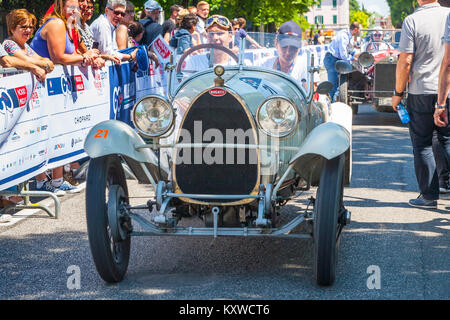 1925 Bugatti 23, vicino alla Mille Miglia del traguardo, Brescia, Italia 2017 Foto Stock