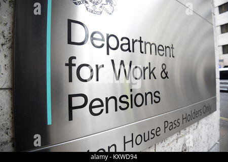 Una vista della segnaletica per il Department for Work & Pensions di Westminster, Londra. Foto Stock