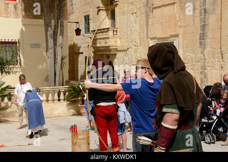 MDINA, Malta - 19 Aprile: La Mdina festival medievale e i turisti in aprile 19, 2015 in Mdina, Malta. Più di 1,6 mln di turisti è attesa una visita M Foto Stock