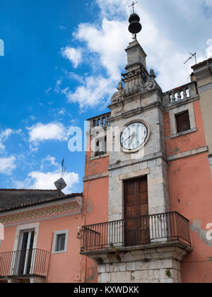 Popoli (L'Aquila, Abruzzo, Italia): edifici storici di Piazza della Liberta, la piazza principale della città Foto Stock