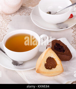 Albicocca e lampone riempito hamantash cookie e tazza di tè Foto Stock