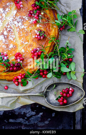 Facile il cioccolato bianco cheesecake e mirtilli rossi da foresta Foto Stock