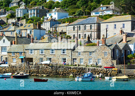 Tradizionale cottage in pietra intorno al porto di mousehole in Cornovaglia, Inghilterra, Regno Unito. Foto Stock