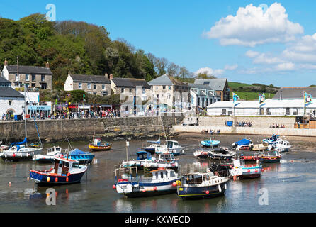 Barche da pesca nel porto di porthleven, Cornwall, Inghilterra, Regno Unito. Foto Stock