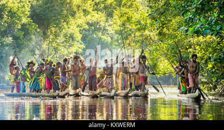 INDONESIA, Irian Jaya, ASMAT provincia, JOW VILLAGE - 23 giugno: canoa guerra cerimonia di Asmat persone. Cacciatori di teste di una tribù di Asmat . Nuova Guinea isola, Foto Stock