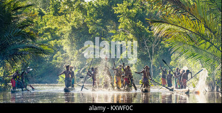 INDONESIA, Irian Jaya, ASMAT provincia, JOW VILLAGE - 23 giugno: canoa guerra cerimonia di Asmat persone. Cacciatori di teste di una tribù di Asmat . Nuova Guinea isola, Foto Stock