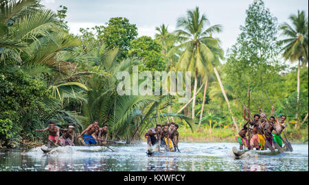 INDONESIA, Irian Jaya, ASMAT provincia, JOW VILLAGE - 23 giugno: canoa guerra cerimonia di Asmat persone. Cacciatori di teste di una tribù di Asmat . Nuova Guinea isola, Foto Stock