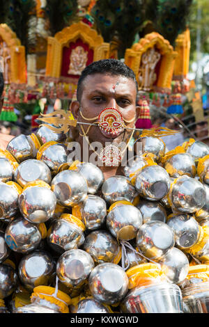 Devoti indù durante la processione annuale di Thaipusam in Georgetown, Isola di Penang, Malaysia. Foto Stock