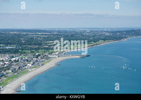 Bray lungomare in estate visto dalla vetta della testa di Bray hill Foto Stock