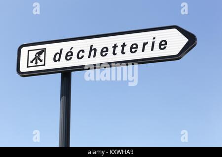 Riciclaggio rifiuti centre road sign in francese Foto Stock