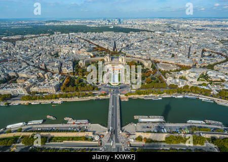 Vista del fiume Senna, Trocadero e Parigi dalla piattaforma della Torre Eiffel a Parigi Francia a inizio autunno Foto Stock