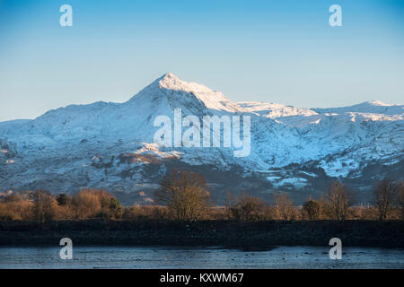 Incantevole paesaggio invernale immagine di Mount Snowdon e altri picchi nel Parco Nazionale di Snowdonia Foto Stock