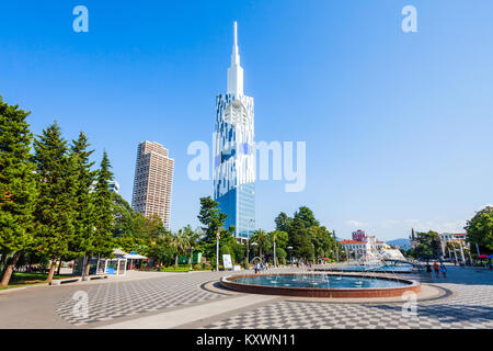 BATUMI, Georgia - 21 settembre 2015: Batumi Technological University Tower e fontana nel centro di Batumi. Foto Stock