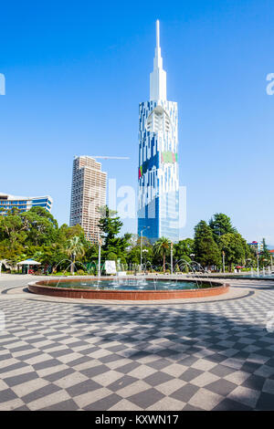 BATUMI, Georgia - 21 settembre 2015: Batumi Technological University Tower e fontana nel centro di Batumi. Foto Stock