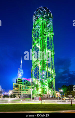 BATUMI, Georgia - 21 settembre 2015: Torre alfabetico a Batumi durante la notte, la Georgia. Foto Stock