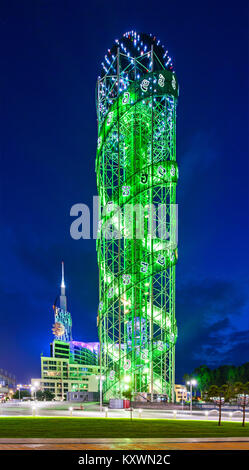 BATUMI, Georgia - 21 settembre 2015: Torre alfabetico a Batumi durante la notte, la Georgia. Foto Stock