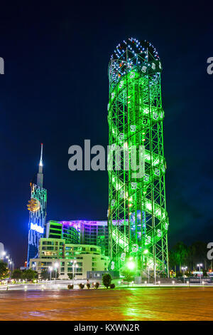 BATUMI, Georgia - 21 settembre 2015: Torre alfabetico a Batumi durante la notte, la Georgia. Foto Stock