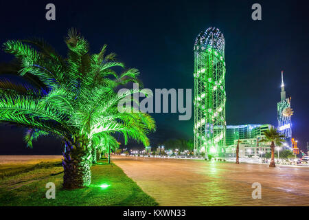 BATUMI, Georgia - 21 settembre 2015: Torre alfabetico a Batumi, Georgia. La torre simboleggia la unicità di alfabeto georgiano e persone. Foto Stock