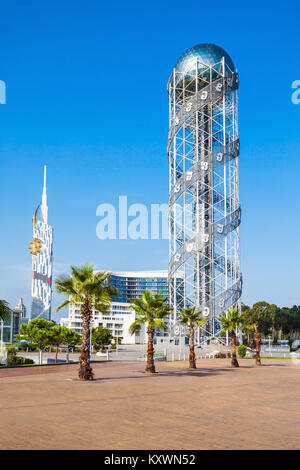 BATUMI, Georgia - 21 settembre 2015: Torre alfabetico a Batumi, Georgia. La torre simboleggia la unicità di alfabeto georgiano e persone. Foto Stock