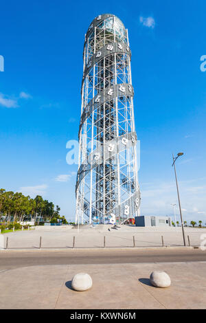 BATUMI, Georgia - 21 settembre 2015: La Torre alfabetico a Batumi, Georgia. Torre simboleggiano la unicità di alfabeto georgiano. Foto Stock