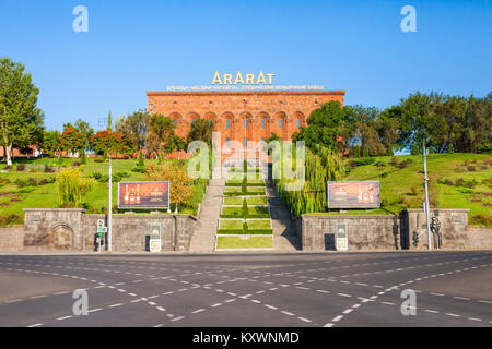 YEREVAN, Armenia - 29 settembre 2015: Yerevan Brandy Company "Ararat' è l'azienda leader dell'Armenia per la produzione di bevande alcoliche. Foto Stock