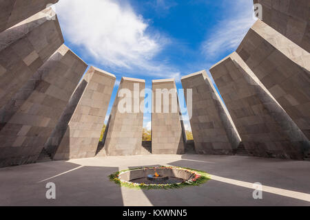 YEREVAN, Armenia - 29 settembre 2015: all'interno di Tsitsernakaberd - il genocidio armeno il complesso memoriale è Armenia memorial dedicato alla vittima Foto Stock