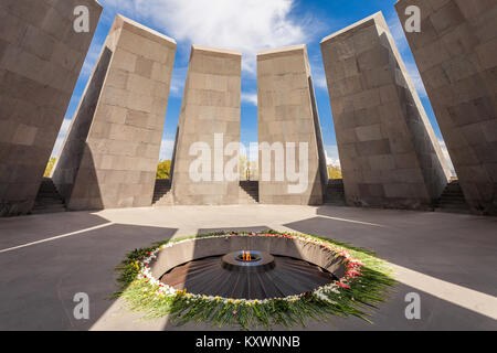 YEREVAN, Armenia - 29 settembre 2015: Tsitsernakaberd - il genocidio del popolo armeno memoriale per le vittime del genocidio armeno a Yerevan, Armenia. Foto Stock