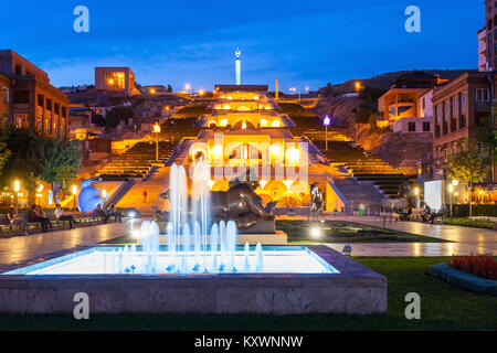 YEREVAN, Armenia - 29 settembre 2015: La cascata e il parco di notte. Si tratta di un enorme scalinata in Yerevan, Armenia. Foto Stock