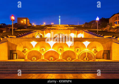 YEREVAN, Armenia - 29 settembre 2015: La Cascata di notte. Si tratta di un enorme scalinata in Yerevan, Armenia. Foto Stock