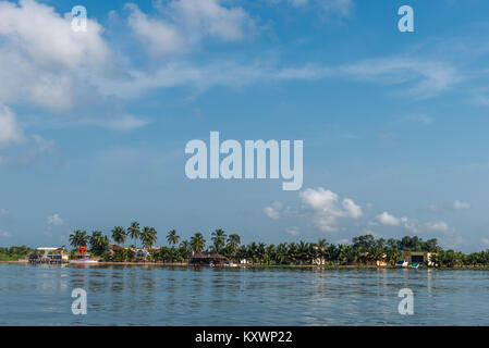 Abitazioni private su un fiume di volta isola, Ada Foah, maggiore Regione di Accra, Ghana, Africa Foto Stock