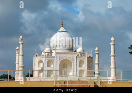 Modello in scala o repliche del Taj Mahal; Mughal Moghal o tomba, Agra, India presso il patrimonio islamico Theme Park, Kuala Terengganu, Malaysia Foto Stock