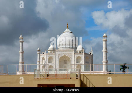 Modello in scala o repliche del Taj Mahal; Mughal Moghal o tomba, Agra, India presso il patrimonio islamico Theme Park, Kuala Terengganu, Malaysia Foto Stock