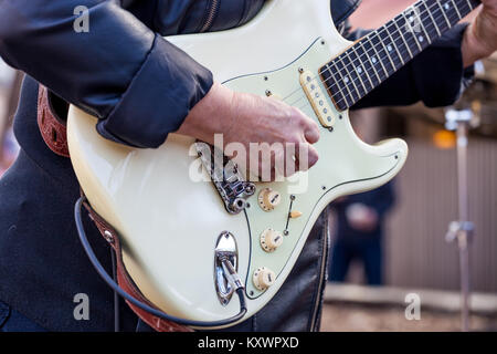 Close up musicista di suonare una chitarra elettrica Foto Stock