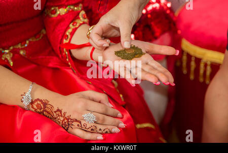 Essi hanno messo le loro mani henna della sposa . Disegno henna all'henna party. Foto Stock