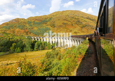 Foto scattata da sul Giacobita Express treno a vapore passando sopra il viadotto Glenfinnan sul West Highland Line, Scozia Foto Stock