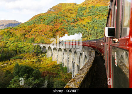 Foto scattata da sul Giacobita Express treno a vapore passando sopra il viadotto Glenfinnan sul West Highland Line, Scozia Foto Stock