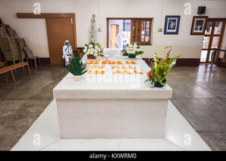 KOLKATA, India - 24 novembre 2015: Madre Teresa tomba nella casa delle madri in Kolkata, India. Foto Stock