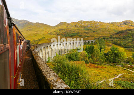 Foto scattata da sul Giacobita Express treno a vapore passando sopra il viadotto Glenfinnan sul West Highland Line, Scozia Foto Stock