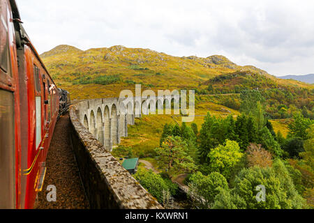 Foto scattata da sul Giacobita Express treno a vapore passando sopra il viadotto Glenfinnan sul West Highland Line, Scozia Foto Stock