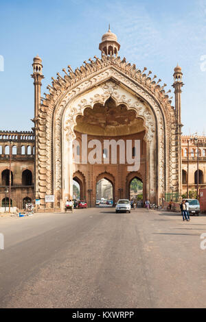 LUCKNOW, India - 15 novembre 2015: La Rumi Darwaza (Turco Gate) nella città di Lucknow, nello stato di Uttar Pradesh dell India è un imponente gateway. Foto Stock