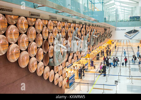 NEW DELHI, India - 03 novembre 2015: l'Aeroporto Internazionale Indira Gandhi e serve come il primario di aviazione civile il mozzo per la regione della capitale nazionale Foto Stock
