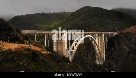 Bixby Creek ponte su un nebbioso giorno, Pacific Coast landmark, Big Sur, California, Stati Uniti d'America. Foto Stock