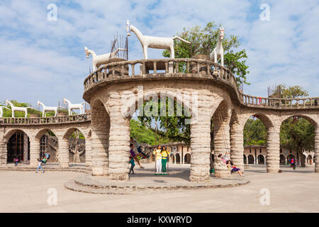 CHANDIGARH, India - 04 novembre 2015: Il Giardino di Pietra di Chandigarh è un giardino di sculture in chandigarh, India, noto anche come Nek Chands giardino di roccia. Foto Stock