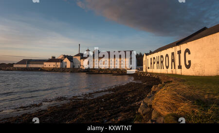 La costruzione al di fuori di Laphroaig distilleria di whisky dalla spiaggia , isola di Islay, Scozia Foto Stock