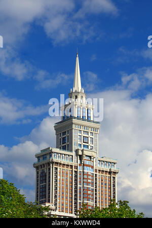 Parte superiore del grande edificio residenziale con guglia bianco Foto Stock