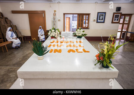 KOLKATA, India - 24 novembre 2015: Madre Teresa tomba nella casa delle madri in Kolkata, India. Foto Stock