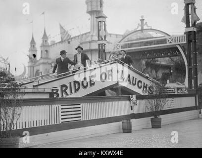 Motorcycle Cop dare un ciclista una multa per eccesso di velocità Foto Stock