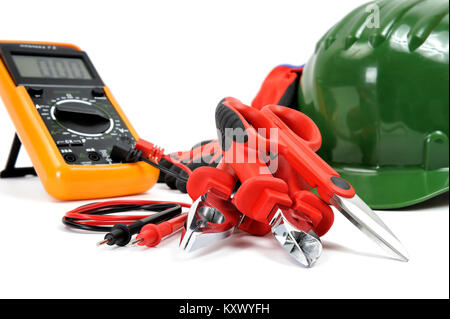 Attrezzature e strumenti di sicurezza per lavorare in una zona residenziale di installazione elettrica, fotografato su uno sfondo bianco. Foto Stock