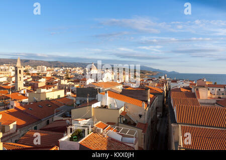 Vista aerea della città contro lo skyline di romantico al tramonto. Alghero, Sardegna. Italia Foto Stock