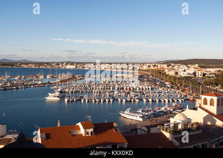 Vista aerea della città contro lo skyline di romantico al tramonto. Alghero, Sardegna. Italia Foto Stock